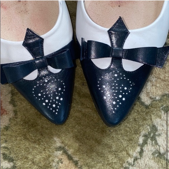 Stuart Weitzman - white ballerina flats with navy laser cut bow - Picture 6 of 7